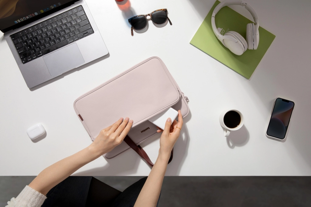 TOMTOC (USA) PREMIUM THEHER SHOULDER BAG13”/14”- H22C1 Màu Vàng