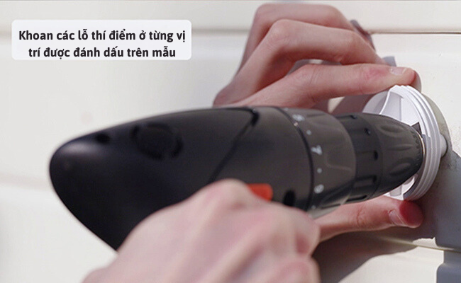 Khoan các lỗ thí điểm ở từng vị trí được đánh dấu trên mẫu