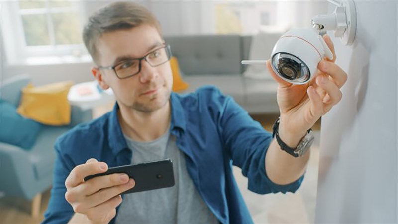 <a href='https://fptcamera.com.vn/tron-bo-camera-an-ninh' target='_blank'>lắp đặt camera</a> an ninh đủ cao để ngăn chặn bị giả mạo