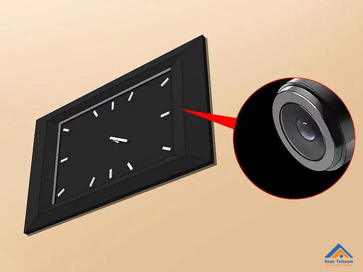 Một chiếc camera giấu kín trong Đồng hồ treo tường, thiết bị này thường rất nhỏ và khó phát hiện.